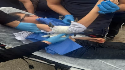 Adana'da demir korkuluğa saplanan çocuk, itfaiye tarafından kurtarıldı