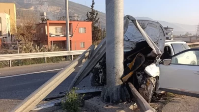 Aydınlatma direğine çarpan suv hurdaya döndü: 2 yaralı