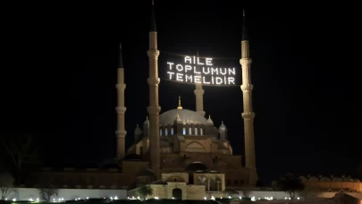 Selimiye Camisi'ne "Aile toplumun temelidir" yazılı mahya asıldı
