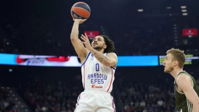 Shane Larkin yıldızlaştı Anadolu Efes kazandı!