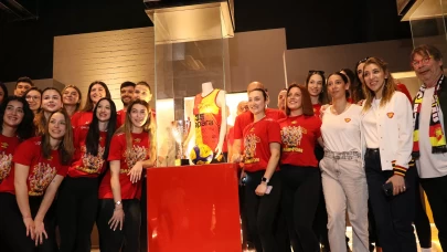 Sultanlar Ligi'ne yükselen  Göztepe'nin kupası müzedeki yerini aldı