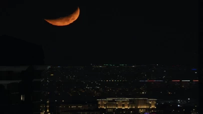 Ankara'da akşam hilali, gözleri gökyüzüne çekti