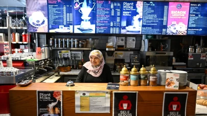 Yeni nesil kahve dükkanında 70 yaşında barista teyze görenleri şaşırtıyor