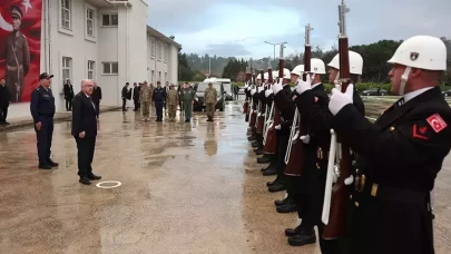 Bakan Güler'den Amfibi Kolordu Komutanlığı'na ziyaret