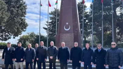 Dünya Kickboks Federasyonu Başkanı Roy Baker, Bakü'deki Türk Şehitliği'nde