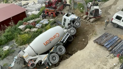 Kuşadası'nda beton mikseri çöken yolun çukuruna düştü