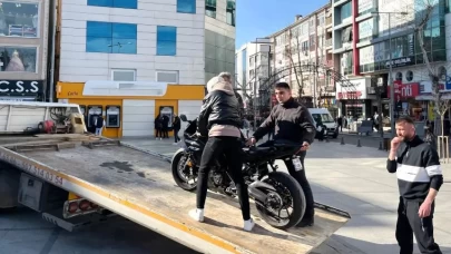 Çorlu’da plakasını kapatıp trafiği tehlikeye atan motosikletli yakalandı