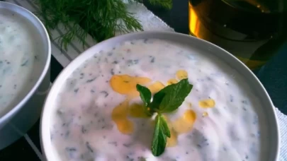 Cacık Tarifi: Ferahlatıcı ve Kolay Yapımıyla Sofralarınızı Şenlendirin!