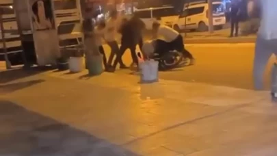 Motosiklet sürücüsünü sokak ortasında öldüresiye darp ettiler