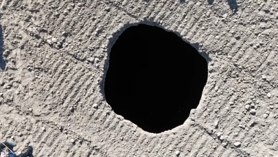 Karaman'da tarlada dev bir obruk oluştu, bölge halkı tedirgin