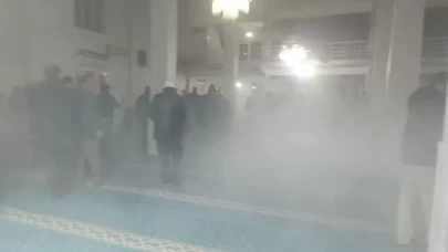 Teravihte yangın çıktı; yaşlı adam namaza devam etti