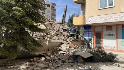 Konya’da yıkım aşamasındaki 6 katlı bina çöktü