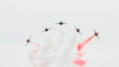 Türk Yıldızları Bursa'da gösteri uçuşu yaptı