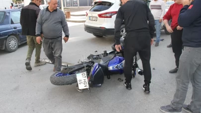 Antalya'da motosiklet ve otomobil çarpıştı!