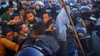 Nepal'de10 bin kişilik monarşi destekçisi sokaklarda