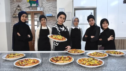 Vanlı öğrenciler hem pişiriyor, hem öğreniyor