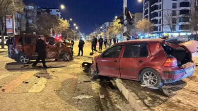 Elazığ'da hafif ticari araç ile otomobilin çarpıştığı kazada 5 kişi yaralandı