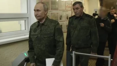 Putin’den Kurk bölgesine ilk ziyaret: Askeri üniformayla denetim yaptı