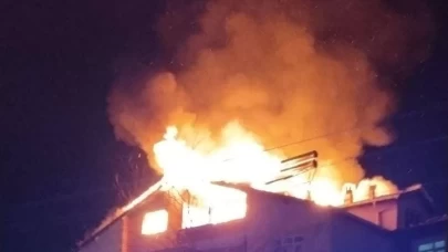 Çatı katında çıkan yangına müdahale eden itfaiye eri yaralandı