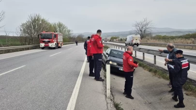 Balıkesir-Bursa Karayolu'nda kaza: Otomobil refüje uçtu, iki yaralı