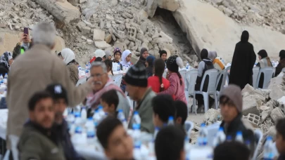 Şam'da enkaz halindeki evlerin arasında toplu iftar