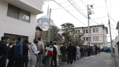 Tokyo'da bayram namazı 3 kez kılındı