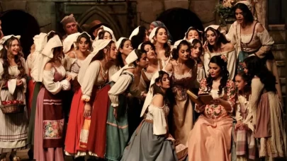 193 yıllık zengin kız fakir oğlan hikayesi "Aşk İksiri" prömiyer yaptı