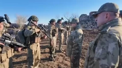 Kara Kuvvetleri Komutanı Orgeneral Bayraktaroğlu, sınırdaki Mehmetçikle iftar açtı