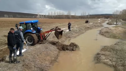 Bayburt’ta kar sularının erimesiyle arazilerde su baskınları yaşandı