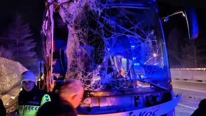 Mersin'de yolcu otobüsü tıra çarptı: 10 yaralı!