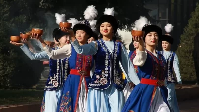 Kırgızistan'da halk, Nevruz geleneğini meydanlarda yaşatıyor