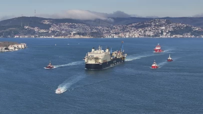 Derin denizde boru indirme gemisi "Castorone" İstanbul Boğazı'ndan geçti