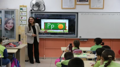 Defne öğretmenin dersleri hem öğretiyor hem eğlendiriyor