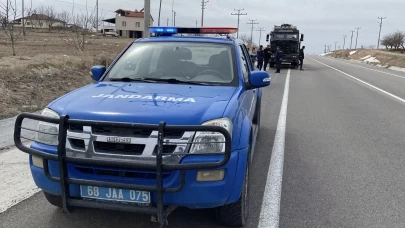 Kamyonun motor kısmındaki yangın paniğe neden oldu