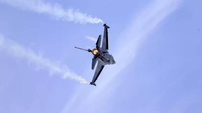 Türk Yıldızları, Çanakkale semalarında selamlama uçuşu gerçekleştirdi