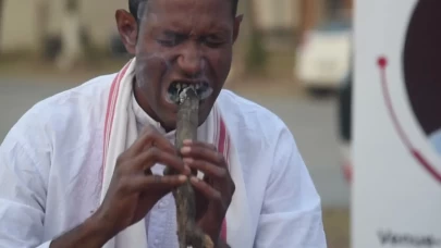 Hindistan'da Ridip Saikia, Guinness Rekoru kırmak için 1 kilogram köz yedi