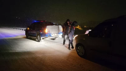 Yozgat'ta sürücüler kar ve tipi nedeniyle yolda kaldı: Jandarma yardıma yetişti!