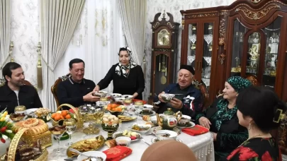 Özbekistan'da aileler ramazanda 'ağız açar' iftarlarında bir araya geliyor