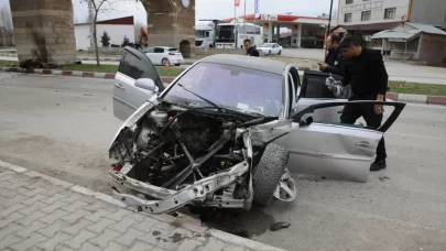 Van'da bir araç refüje girdi: 3 yaralı