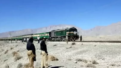Pakistan'da 450 tren yolcusu rehin alındı