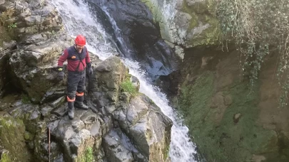 Trabzon'da itfaiye ekipleri, dereye düşen köpeği kurtardı