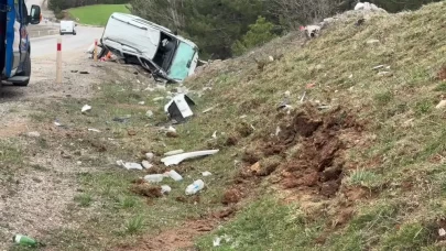 Devrilen hafif ticari araçtaki 3 kişi yaralandı