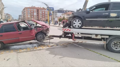 Çorum'da iki otomobil çarpıştı, sürücüleri yaralandı