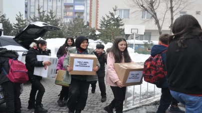 Muş'ta öğrenciler, harçlıklarıyla Ramazan yardım kolisi hazırladı