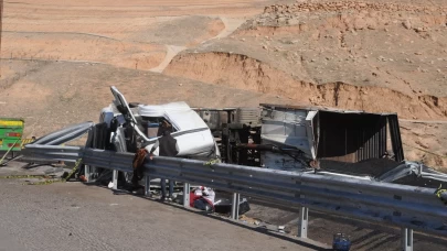 Şırnak'ta freni boşalan tır şarampole devrildi: 1 ölü