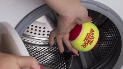 Yumuşatıcı kullanmaya son verecek formül! Tenis toplarıyla çamaşır makinenizde mucizeler yaratın