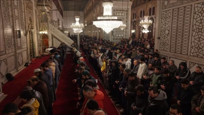 Emevi Camii’nde ilk kez Esad’a dua edilmeden teravih namazı kılındı