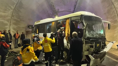 Sivas'ta midibüs tıra arkadan çarptı: 10 yaralı