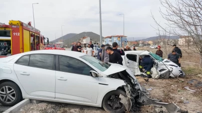 Isparta’da feci kaza! İki otomobil kafa kafaya çarpıştı