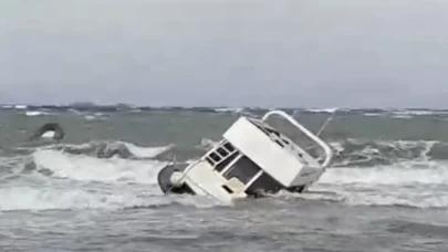 Datça'da kuvvetli lodos bir tekneyi daha batırdı